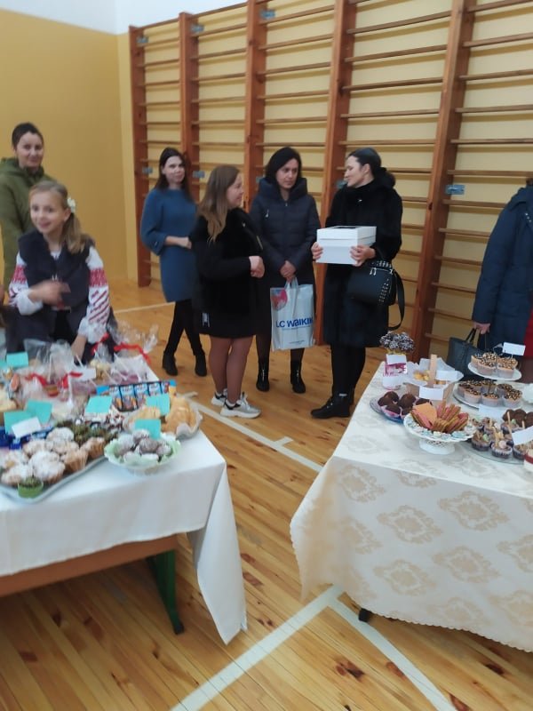 Волинські школярі влаштували благодійний ярмарок, аби підтримати геріатричний центр