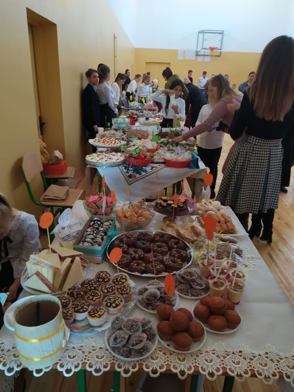 Волинські школярі влаштували благодійний ярмарок, аби підтримати геріатричний центр