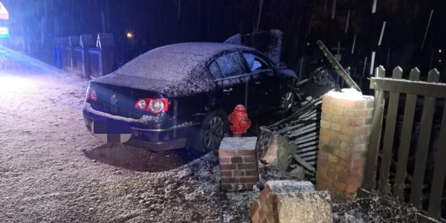 У Польщі п'яний українець за кермом авто розтрощив на цвинтарі 9 надгробків. ФОТО