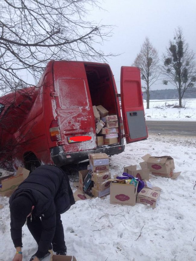 «Привіт автодору!» Неподалік Луцька бус злетів з траси та врізався в дерево. ФОТО