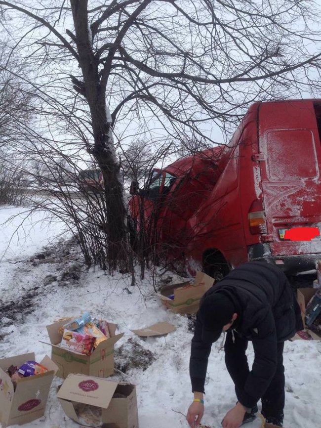 «Привіт автодору!» Неподалік Луцька бус злетів з траси та врізався в дерево. ФОТО