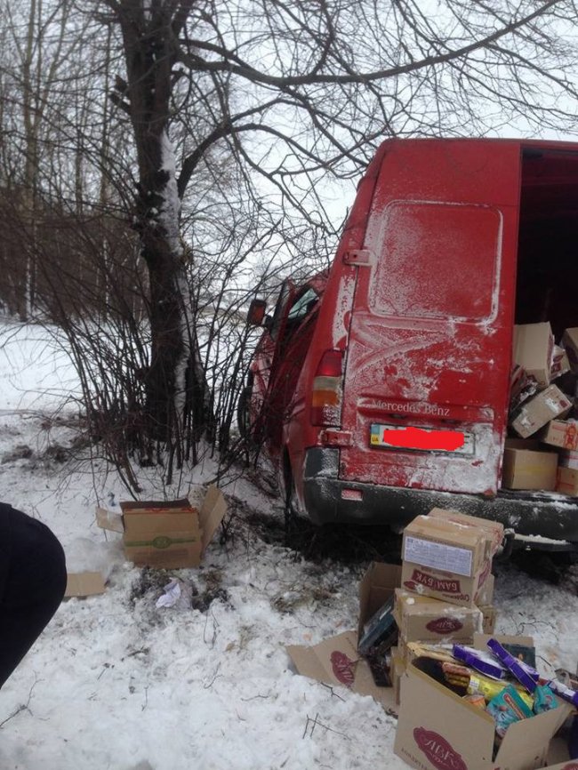 «Привіт автодору!» Неподалік Луцька бус злетів з траси та врізався в дерево. ФОТО