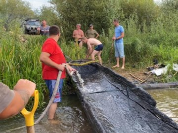 Із дна річки на Рівненщині підняли стародавній човен-довбанку. ФОТО
