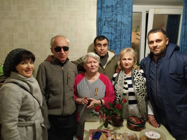 Волонтерка від Бога: зворушлива історія про незрячу бабусю з Луцька