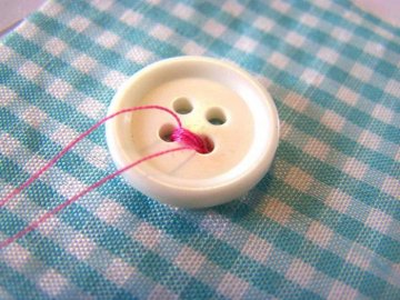 Чому сьогодні категорично не можна пришивати ґудзики: прикмети і забобони