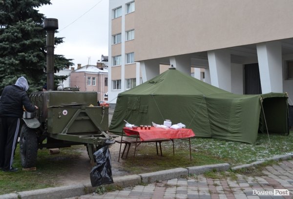 На луцькому Євромайдані гріють і годують. ФОТО