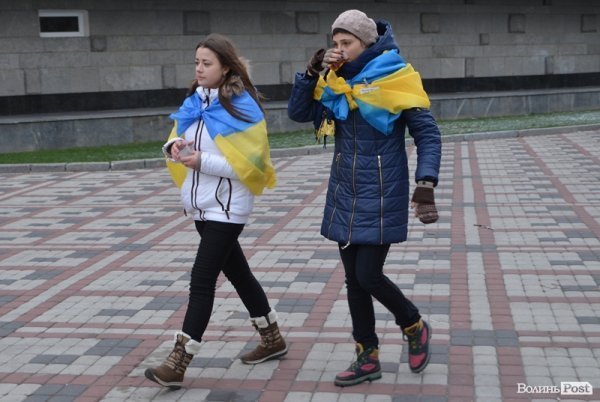 На луцькому Євромайдані гріють і годують. ФОТО