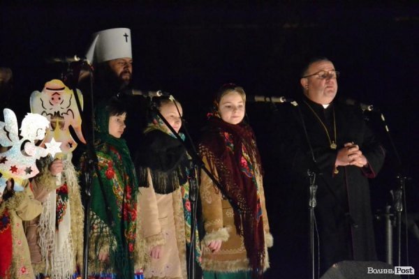 Лучани у День Cвятого Миколая «запалили» cвяткові ялинки. ФОТО