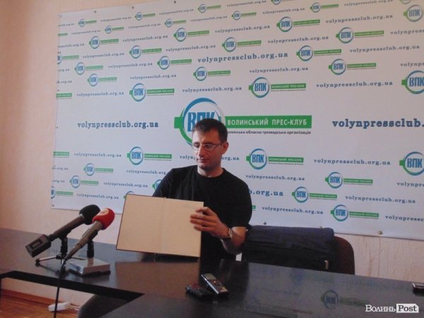 Сепаратисти били полоненого волинського журналіста українським словником по голові 