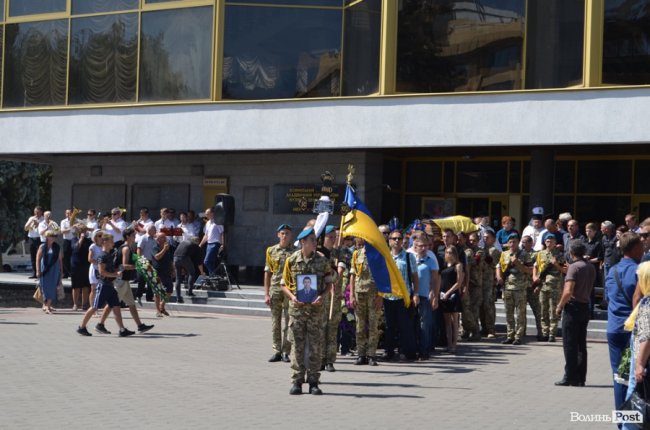 Як у Луцьку прощалися з Героєм Андрієм Єлістратовим. ФОТО