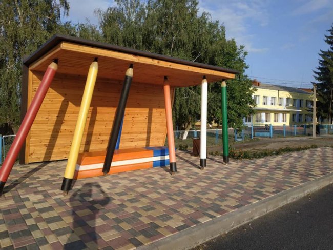 На «канцтоварній» зупинці під Луцьком з'явилася лавка-гумка. ФОТО