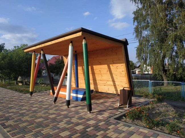 На «канцтоварній» зупинці під Луцьком з'явилася лавка-гумка. ФОТО