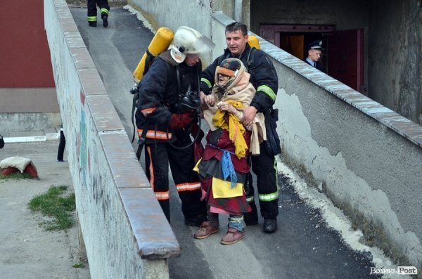 Рятувальники розповіли, що вона дуже злякалася і не хотіла, аби її виносили з приміщення