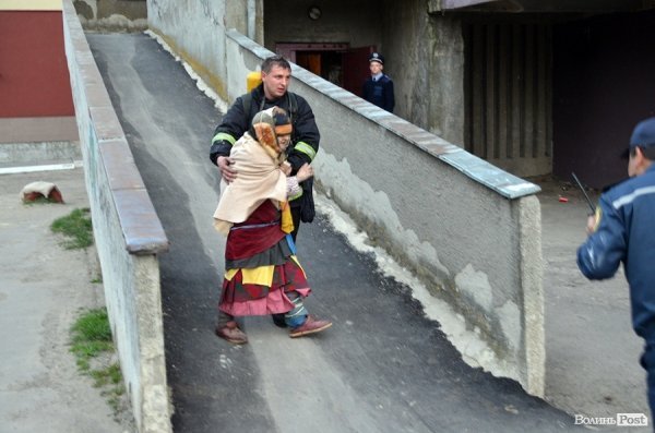 Коли почалася пожежа у квартирі, бабуся вийшла на сходову клітку 13-го поверху й весь час була там