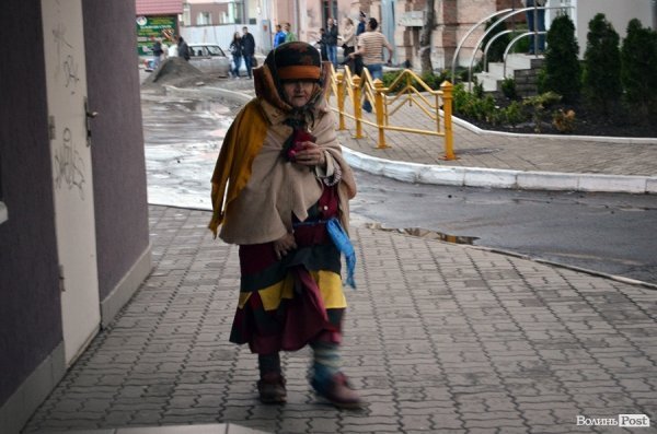 Оглянувши бабусю, медики її відпустили