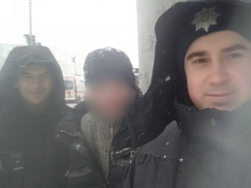У Луцьку п'янючий чоловік з самого ранку сидів у снігу і потребував допомоги 
