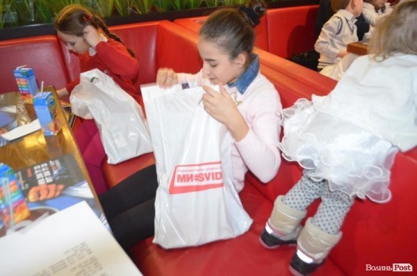 У Луцьку влаштували свято Миколая для соціально-незахищених дітей