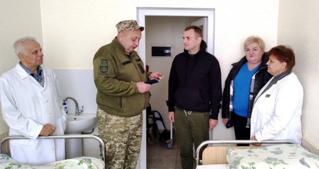 Залужний відзначив «Срібним хрестом» волинянина, який отримав поранення в бою