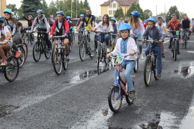 У Нововолинську організували велопробіг у вишиванках. ФОТО