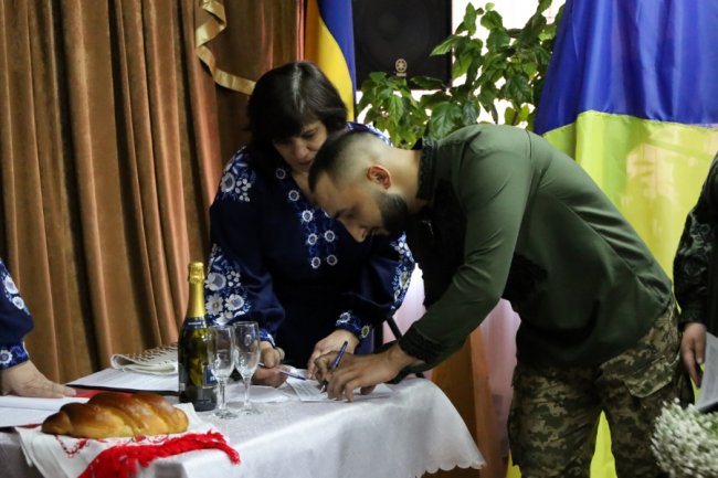 На Волині одружилась закохана пара військових. ФОТО