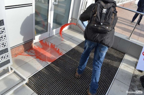 «Кров», міліція і сутичики: у Луцьку відвідали заклади регіоналів. ФОТО