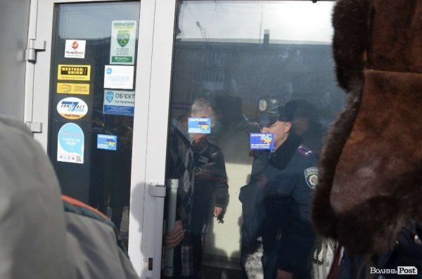 «Кров», міліція і сутичики: у Луцьку відвідали заклади регіоналів. ФОТО