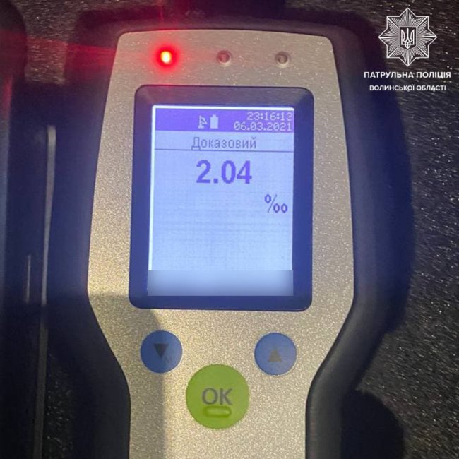 П'яний мопедист гасав вночі по Луцьку без світла і хотів «порішати» з копами за 600 гривень. ФОТО