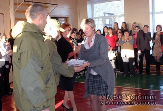 Луцькі школярі власноруч виготовили маскувальну сітку для бійців АТО. ФОТО