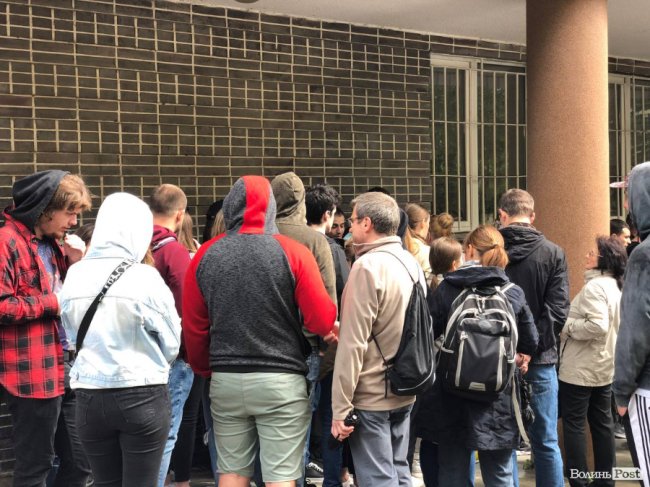 У Луцьку легендарна марка «Русскій воєнний корабль… ВСЬО!» наробила ажіотажу. ФОТО 