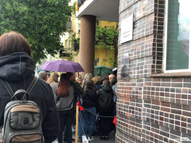 У Луцьку легендарна марка «Русскій воєнний корабль… ВСЬО!» наробила ажіотажу. ФОТО 