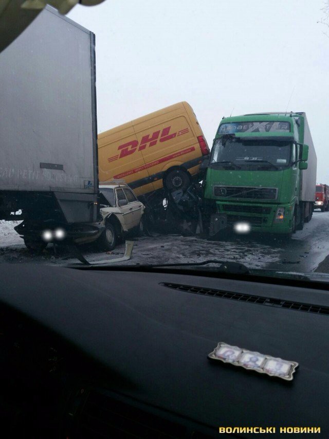 Аварія у Ковельському районі: зіткнулось 5 автівок