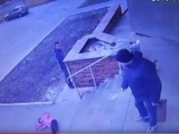 Жорстокість без меж: батько зіштовхнув маленьку доньку з бетонних сходинок. ВІДЕО