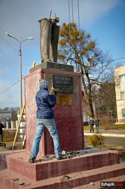 На Хмельниччині Леніна зносили екскаватором і краном. ФОТО