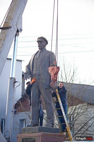 На Хмельниччині Леніна зносили екскаватором і краном. ФОТО