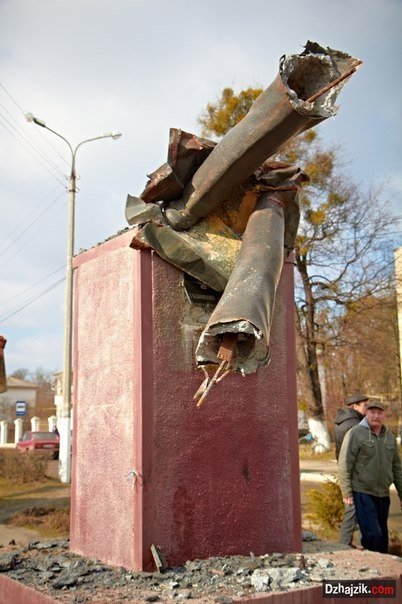 На Хмельниччині Леніна зносили екскаватором і краном. ФОТО