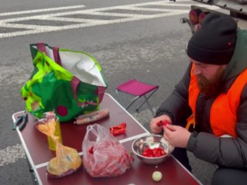 Два тижні живе в машині на кордоні: історія волинського водія