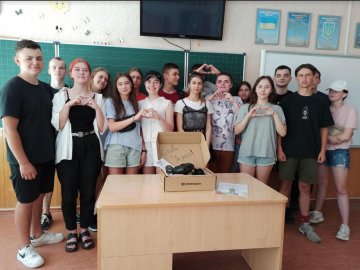 Замість святкувань: волинські випускники купили прилади нічного бачення для захисників України