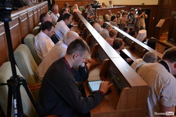 Заступник голови облради Ігор Гузь з планшетом