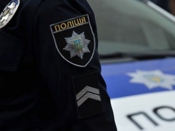 Бігав, кричав та стукав автівки: у луцькому дворі затримали чоловіка «під кайфом»