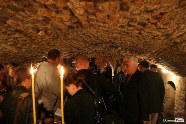 У Луцьку відкрили старовинні поховання у підземеллі церкви. ФОТО
