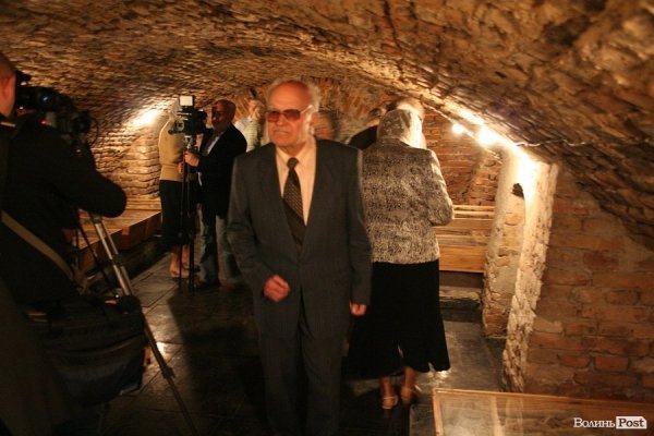 У Луцьку відкрили старовинні поховання у підземеллі церкви. ФОТО