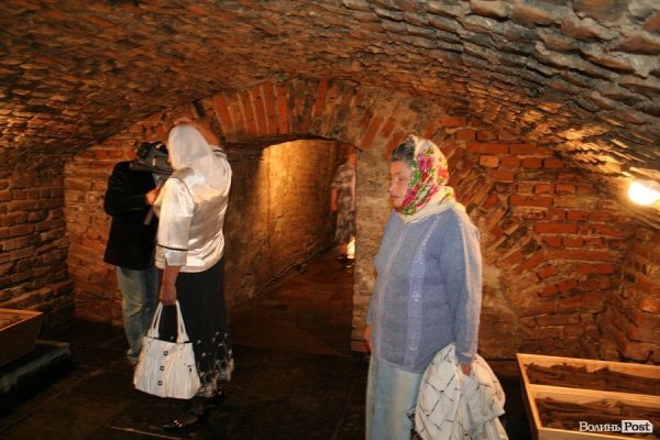 У Луцьку відкрили старовинні поховання у підземеллі церкви. ФОТО
