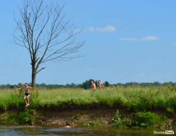 Діти з протилежного берега стрибали з розбігу у воду і ще якихось півтора метра «летіли» у повітрі