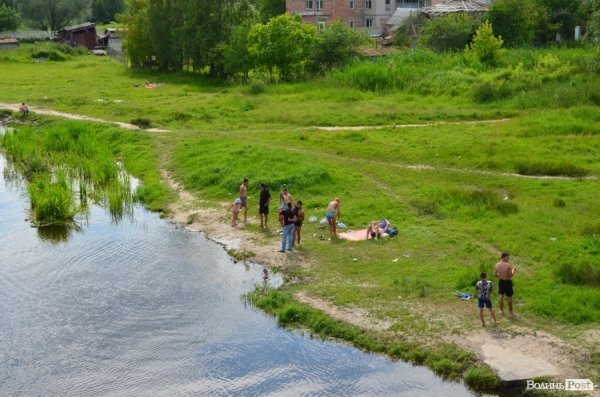 Були люди й у інших місцях: так, охочі організували пляж біля Стиру поблизу мосту на вулиці Ковельській