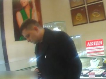 Злодій проковтнув каблучку з діамантами. ВІДЕО