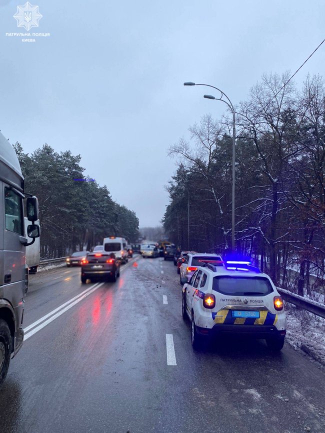 У Києві – аварія за участю 13 автомобілів. Поліція показала фото