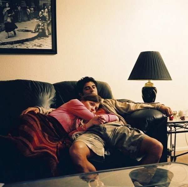 Люди, які дивляться телевізор. ФОТО