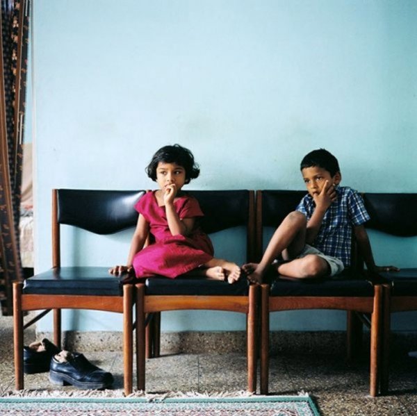 Люди, які дивляться телевізор. ФОТО