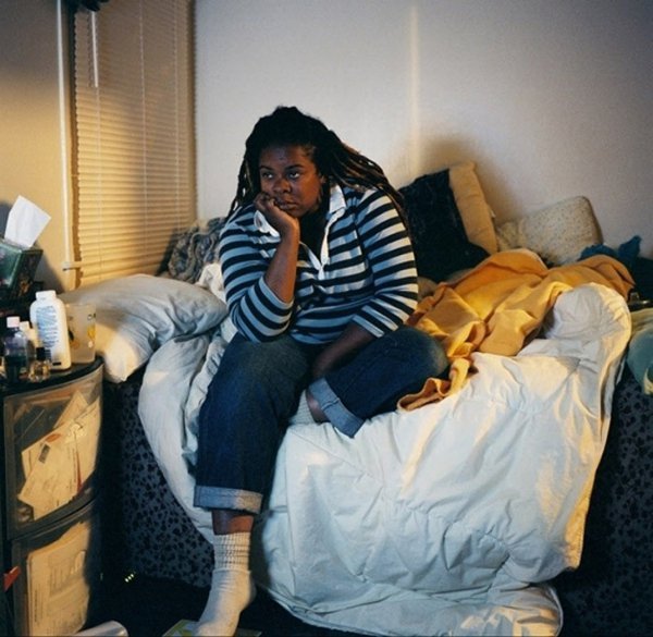 Люди, які дивляться телевізор. ФОТО