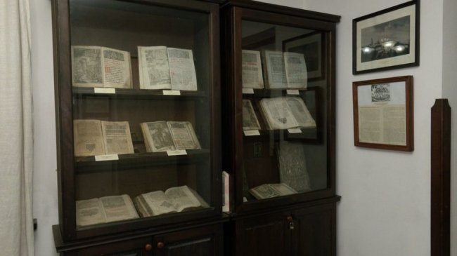 У Луцьку почали оцифровувати стародруки з колекції Музею книги. ВІДЕО